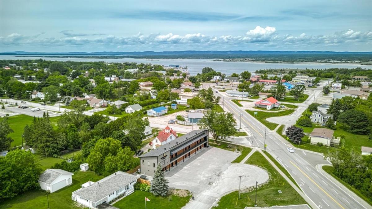 Little Current Manitoulin Motel מראה חיצוני תמונה