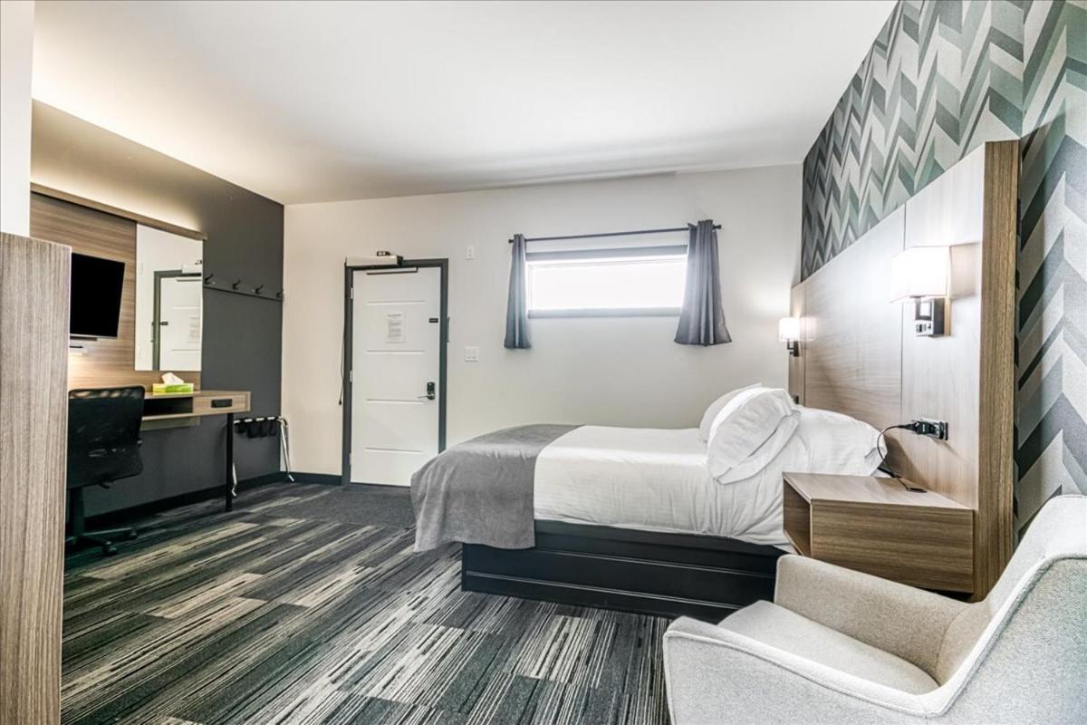 Little Current Manitoulin Motel מראה חיצוני תמונה